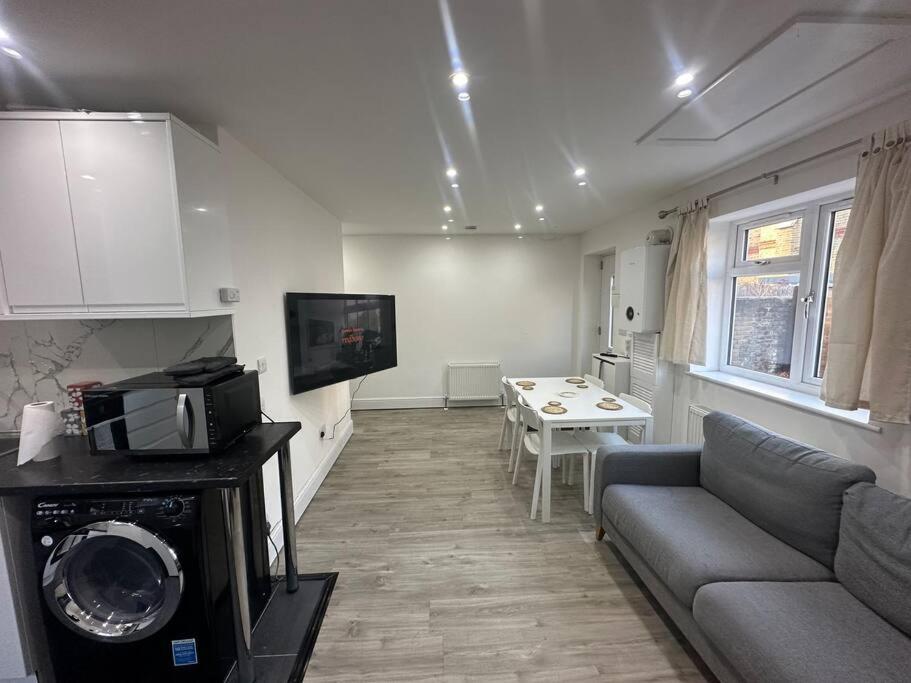 2 Bedroom House,Brownhillrd Se6 Λονδίνο Εξωτερικό φωτογραφία