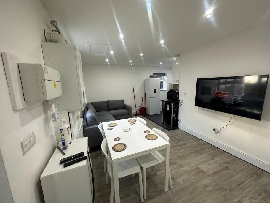 2 Bedroom House,Brownhillrd Se6 Λονδίνο Εξωτερικό φωτογραφία